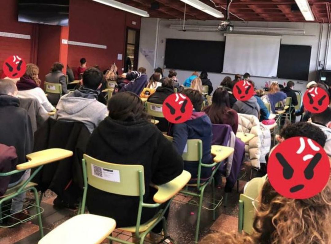 Estudiants fent l'examen de zoologia aquest dijous a l'aula pb6 de la Facultat de Ciència de la UDG sense que es respectés la distància de seguretat
