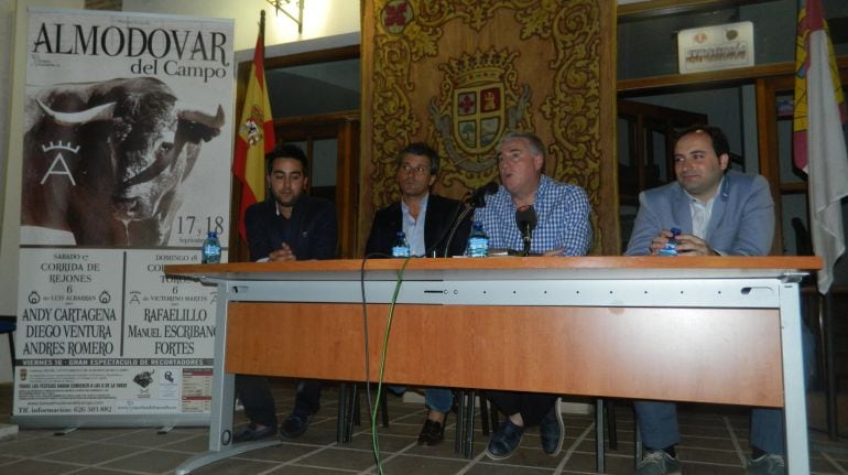 José Lozano(centro) preside la presentación de los carteles taurinos de Almodóvar del Campo 2016