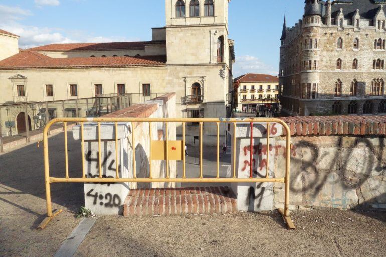 Una valla de obra sustituye a la barandilla de vidrio rota