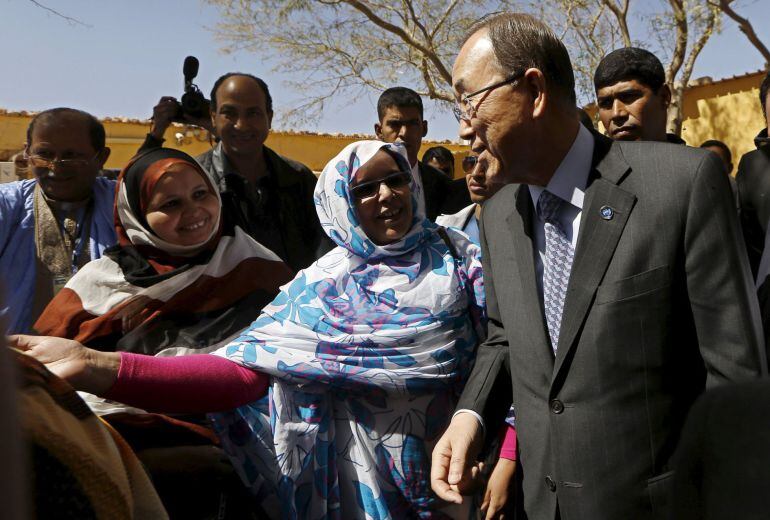 Ban Ki-moon escucha a una mujer saharaui durante su visita a los campos de refugiados argelinos de Tinduf, el pasado marzo. 