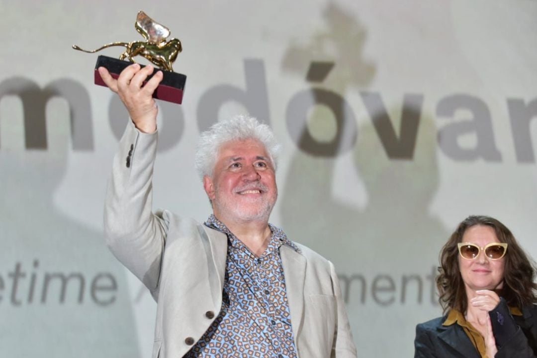 Pedro Almodóvar recibe el León de Oro por toda su carrera