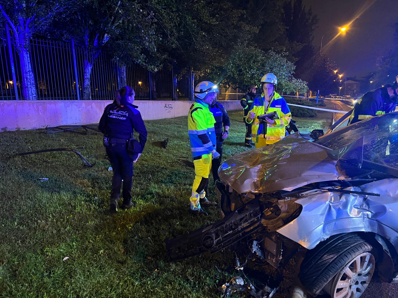 Los servicios de emergencia trabajando en el lugar del accidente