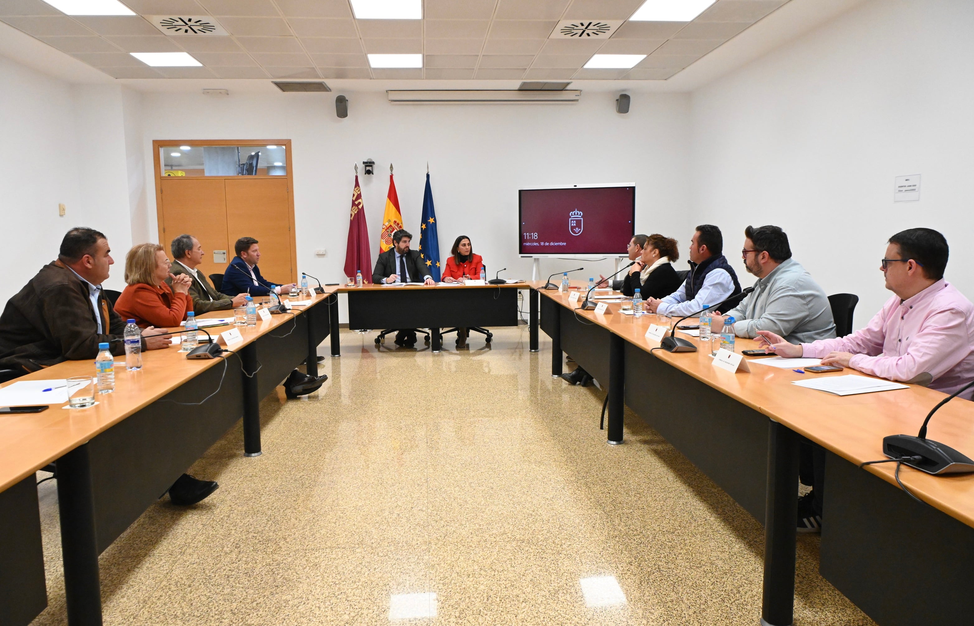 El presidente del Gobierno regional, Fernando López Miras, junto a la consejera Sara Rubira durante la reunión celebrada con representantes de las cuatro cofradías de pescadores de la Región, para analizar la situación de la pesca de arrastre