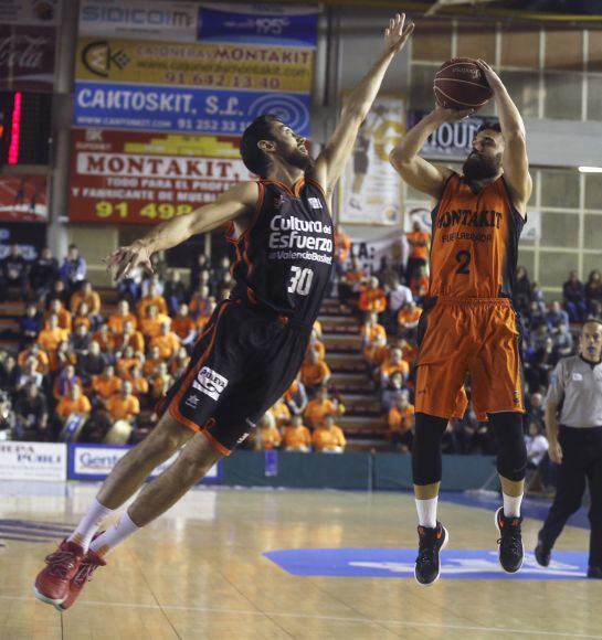 GRA287. FUENLABRADA (MADRID), 05-11-2016.- El escolta croata del Montakit Fuenlabrada Marko Popovic (d) tira a canasta ante el escolta del Valencia Basket Joan Sastres (i), durante el partido de la séptima jornada de la Liga ACB que se juega hoy en el pab