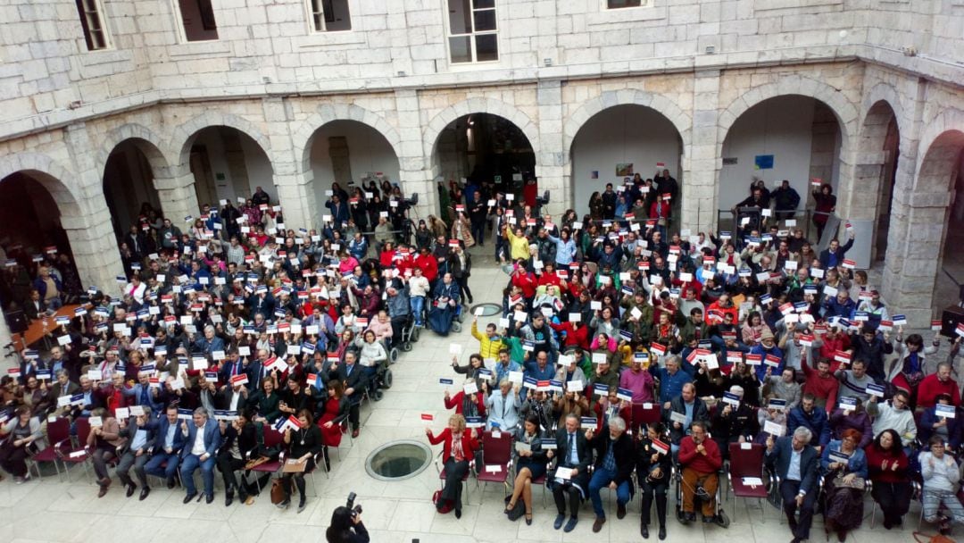 Personas con discapacidad, familiares y representantes de asociaciones e instituciones en el acto del Parlamento de Cantabria.