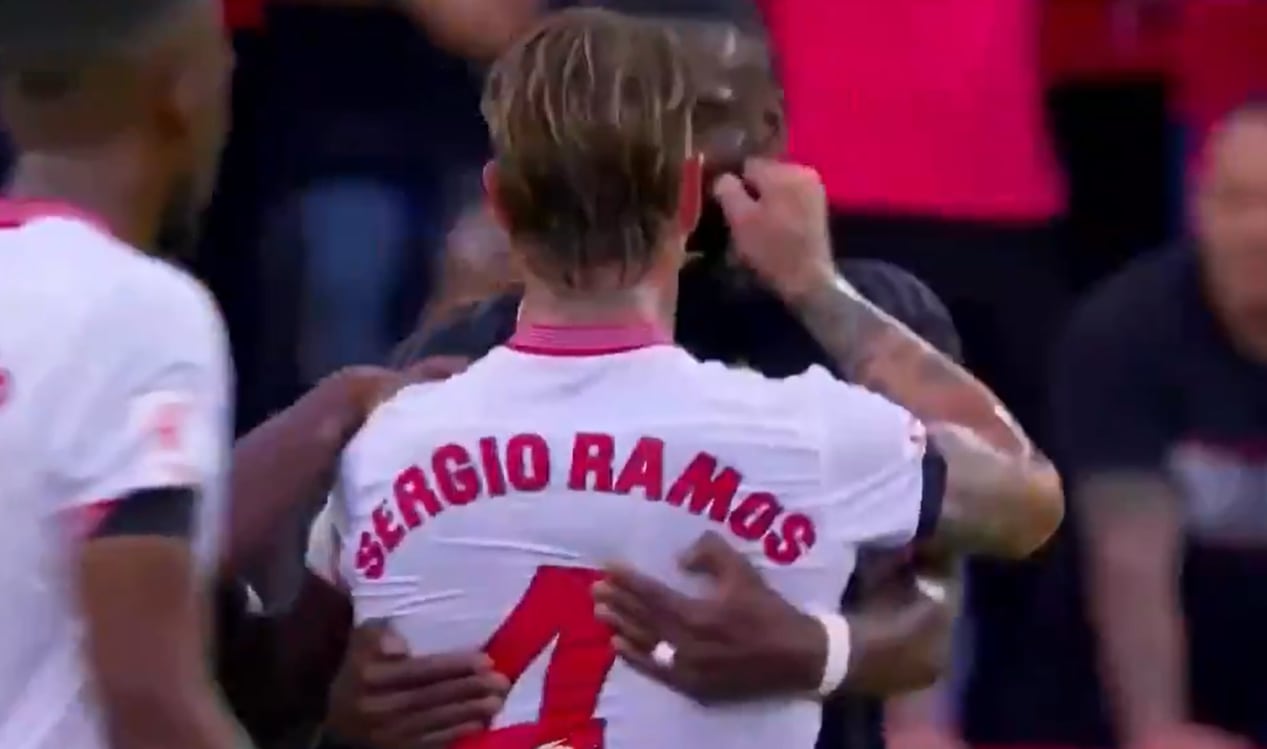 Sergio Ramos agarra los mofletes de Antonio Rüdiger en el Sevilla - Real Madrid