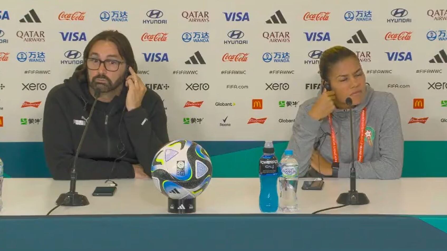 Reynald Pedros y Ghizlane Chebbak, entrenador y capitana de la selección femenina de fútbol de Marruecos.