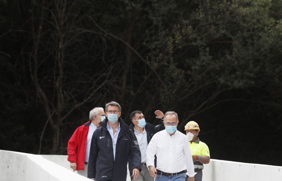 El presidente de la Xunta, Alberto Núñez Feijóo (i) y el alcalde de Santiago de Compostela, Xosé Sánchez Bugallo (d) recorren el último tramo del camino, en una nueva rampa adaptada y en obras de mejora, con motivo de la apertura de la ruta tras la pandemia, este miércoles en Santiago de Compostela.