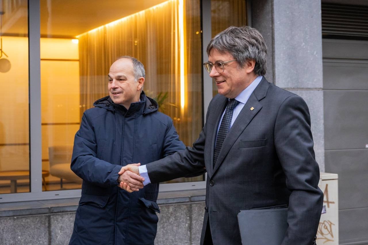 El presidente de JxCat, Carles Puigdemont (d), junto al secretario general de Junts, Jordi Turull, en Bruselas, con motivo de la reunión con los miembros de la cúpula de Junts.