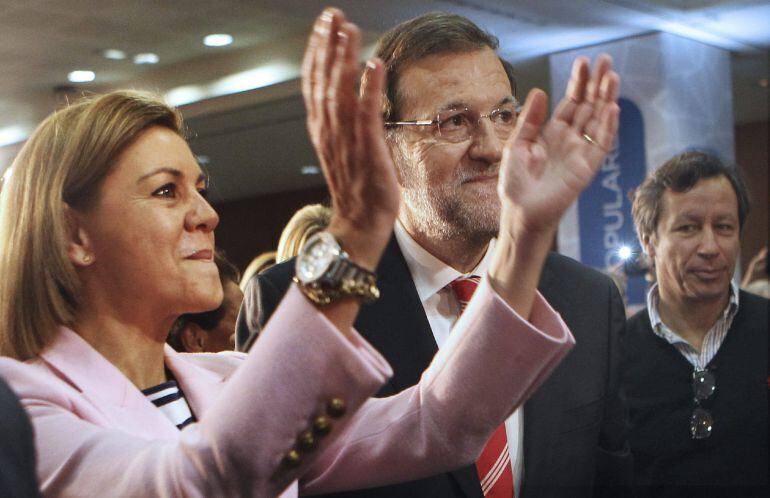 El presidente del Gobierno y líder del PP, Mariano Rajoy, junto a la secretaria general del partido, María Dolores de Cospedal