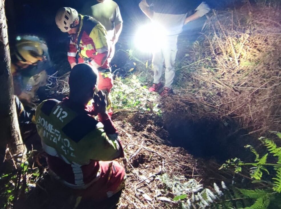 Efectivos del 112 Cantabria trabajan para rescatar al hombre caído en la torca.