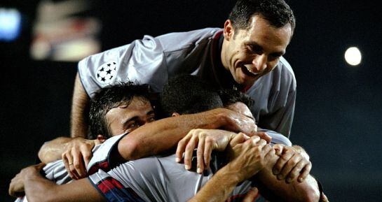 Sergi celebra un gol con Luis Enrique y los jugadores el Barça en septiembre de 1999.