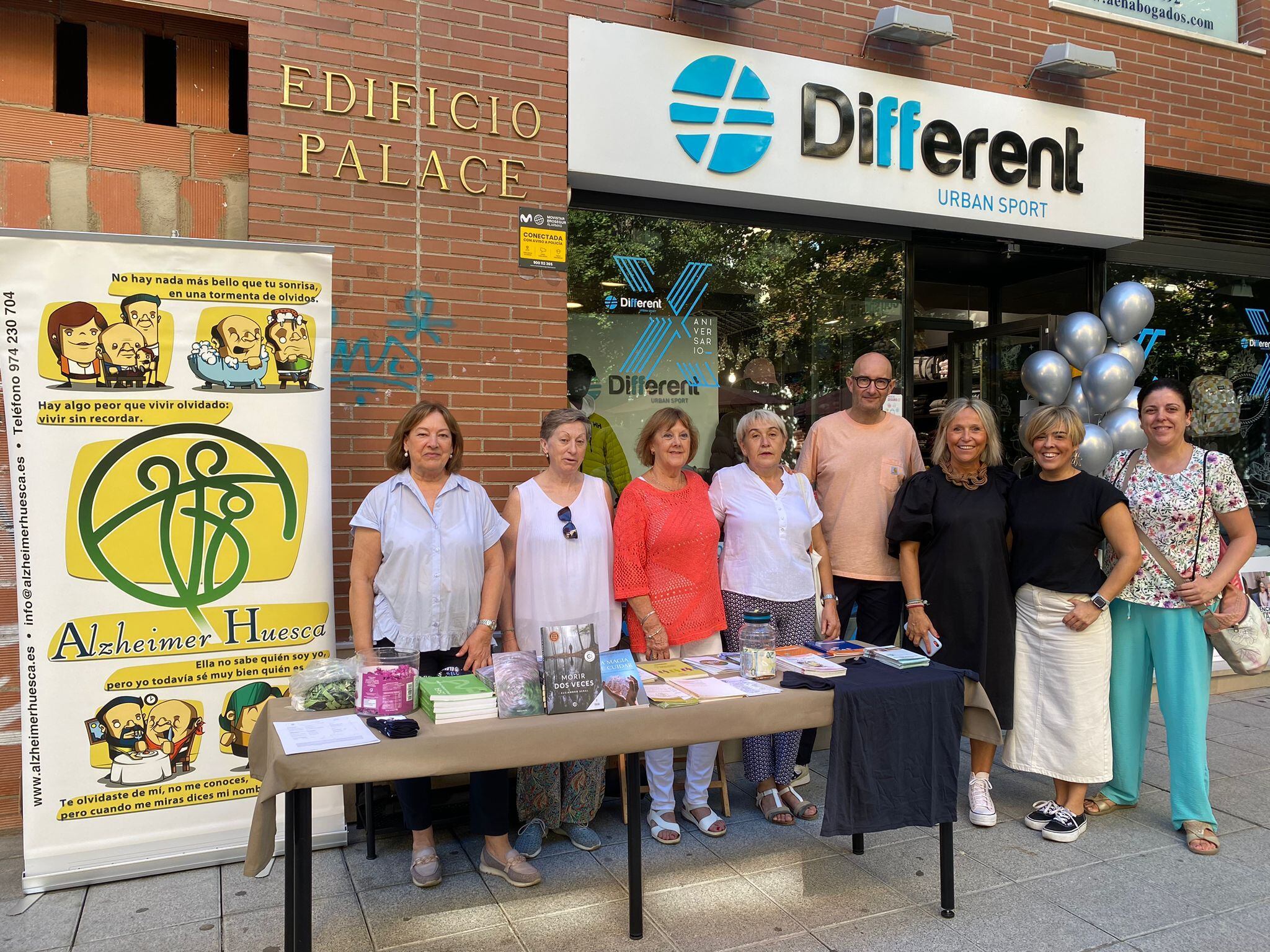 Los responsables de Different Urban Sport, de celebración, con Alzheimer Huesca
