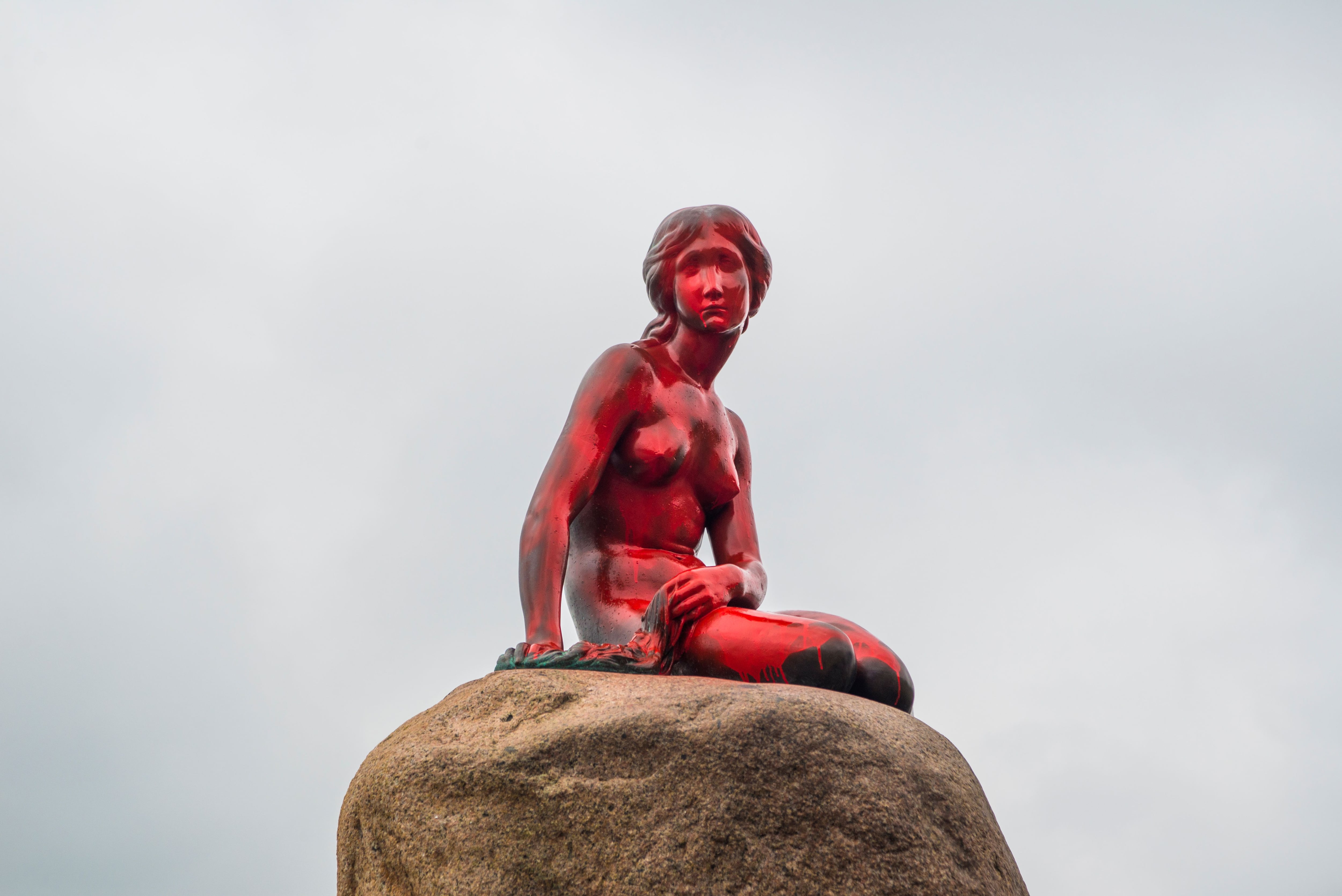 En 2017 la &#039;Sirenita&#039; fue pintada de rojo en protesta por la caza de ballenas.