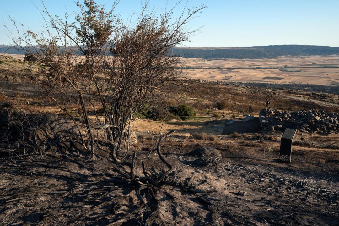 Vista tomada este miércoles de Castro de Ulaca, uno de los yacimientos arqueológicos vetones de la Península, situado en la localidad abulense de Solosancho, afectado por el incendio de Navalacruz. 