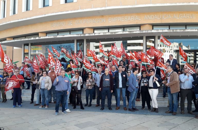 Concentración de UGT y Comisiones Obreras por la Seguridad en el trabajo.