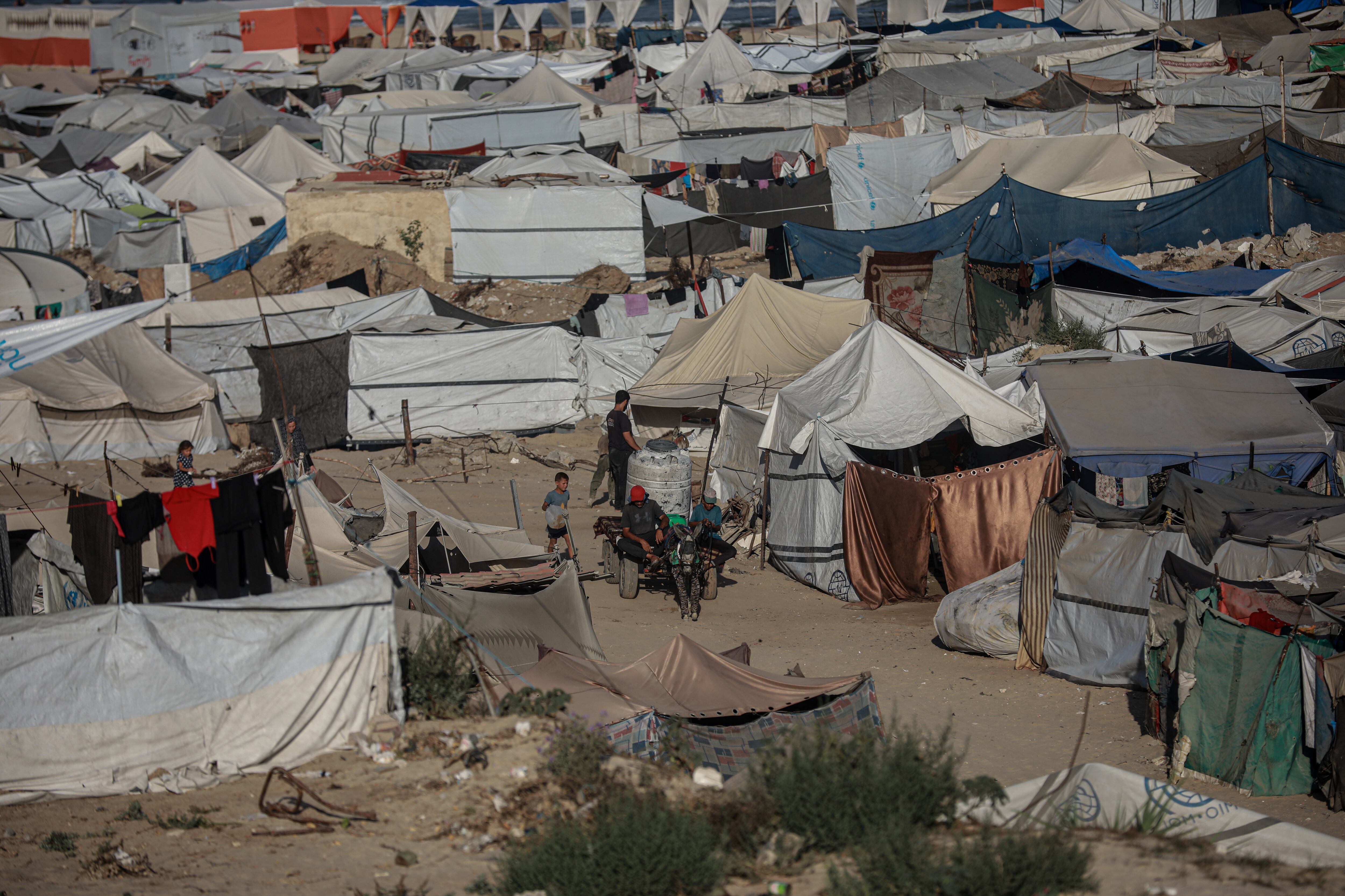 Una visión de la vida en tiendas de campaña improvisadas, el desplazamiento y los continuos ataques israelíes en Gaza, el 8 de julio de 2025. Abdalhkem Abu Riash/Anadolu.