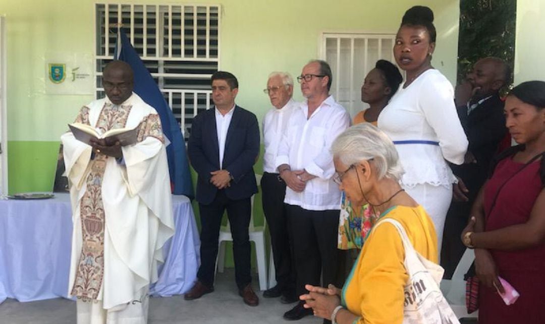 El presidente de la Diputación de Jaén, Francisco Reyes (segundo por la izqda) junto a responsables de Mensajeros de la Paz y varias vecinas de Fond Parisien.