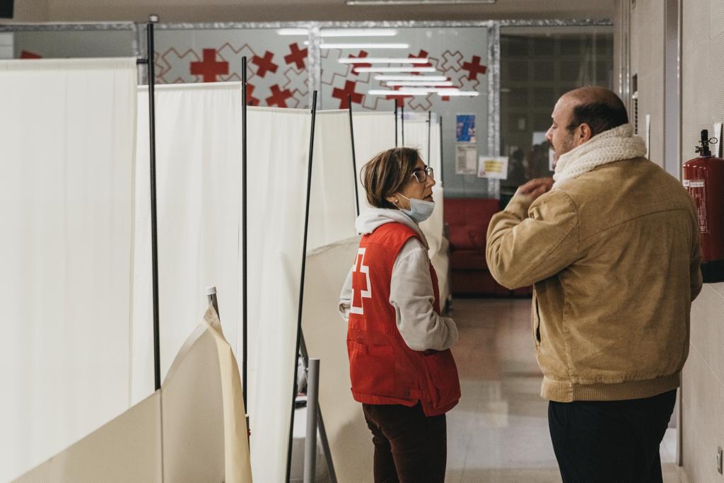 Una fría noche en el CAES, uno de los cuarteles de invierno de las personas sin techo de València