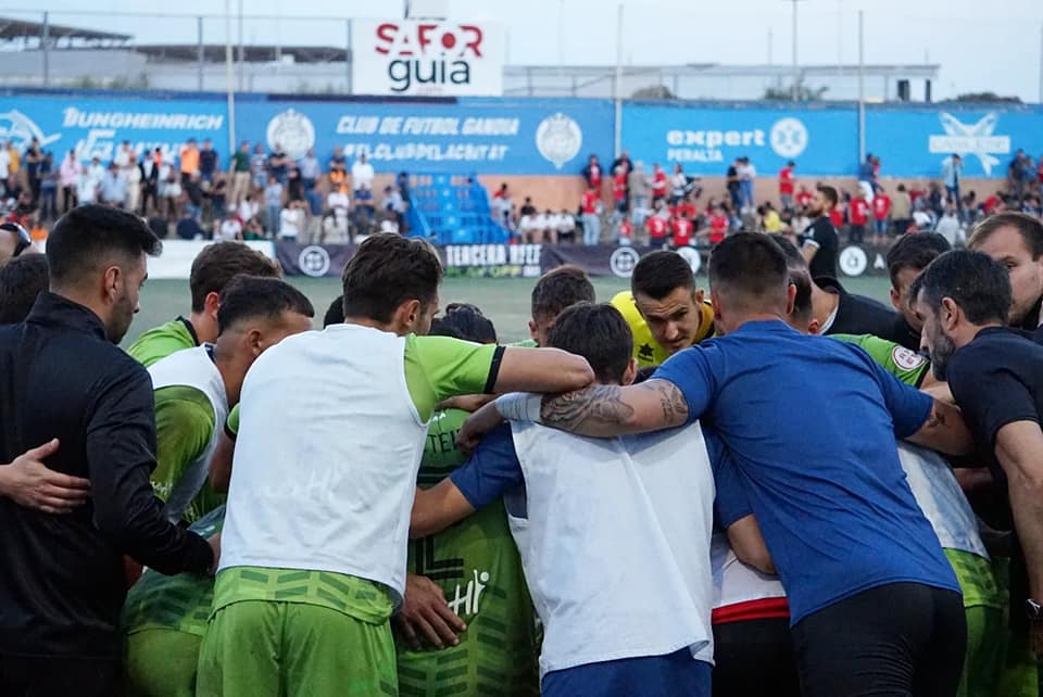 Els jugadors de l'Atzeneta UE feien 'pinya' abans de la final // Atzeneta UE