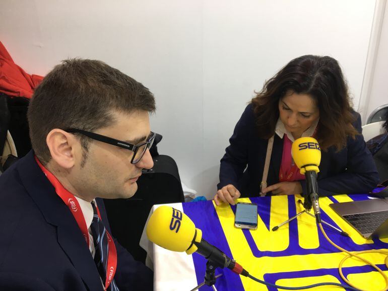 Roberto Balado y Eva Gómez, en el estudio móvil de Radio Ibiza