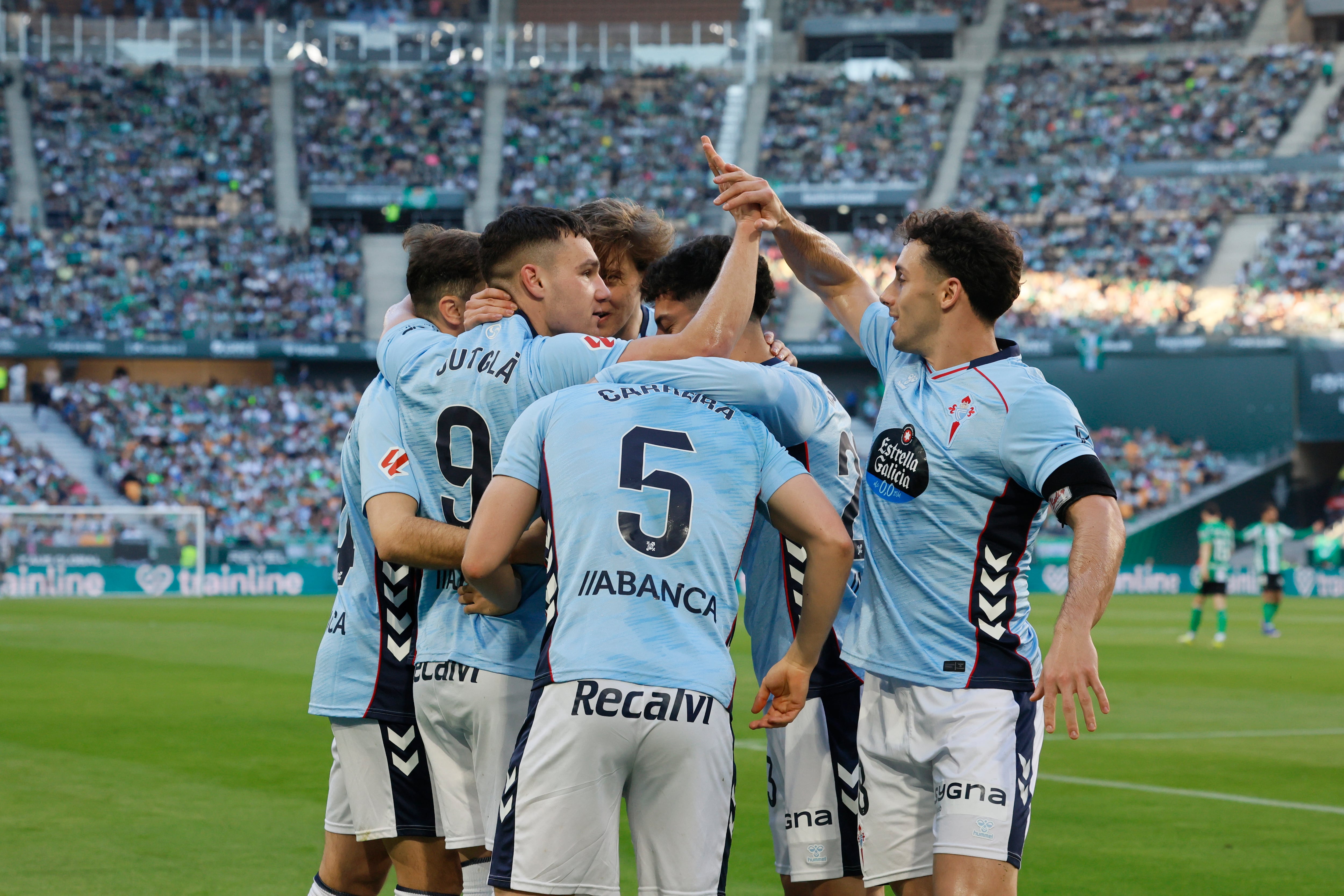 SEVILLA, 15/03/2026.- El delantero del Celta Ferran Jutglà (i) celebra tras anotar el primer gol del equipo durante el partido de la jornada 28 de LaLiga EA Sports que Real Betis y Celta de Vigo disputan este domingo, en el Estadio La Cartuja de Sevilla. EFE/ José Manuel Vidal