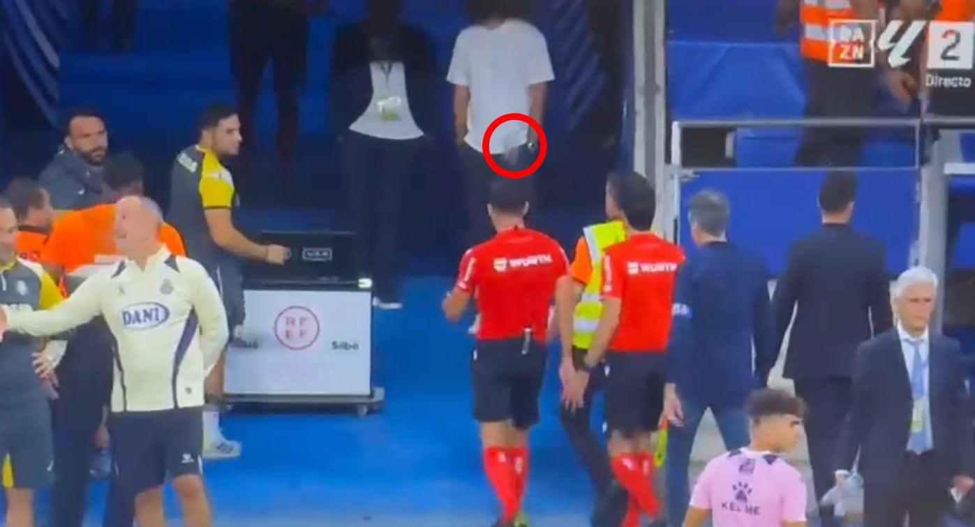 Alejandro Quintero González recibió un botellazo en el Espanyol-Villarreal (captura de pantalla DAZN)