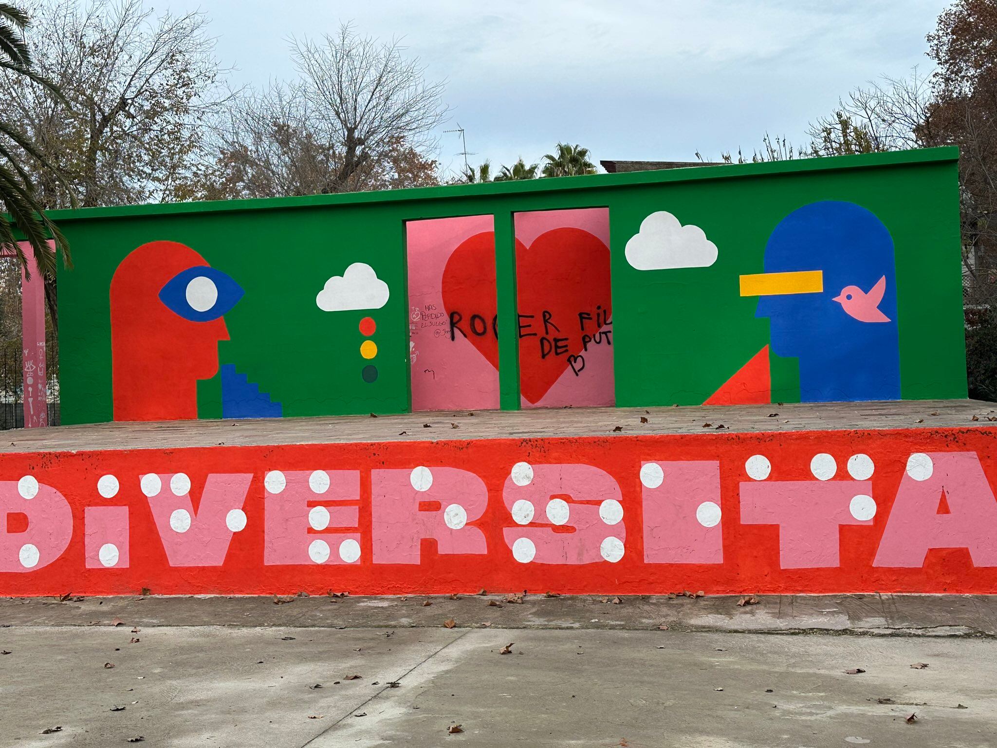 Pintadas en el Jardí de la Pau de Xàtiva