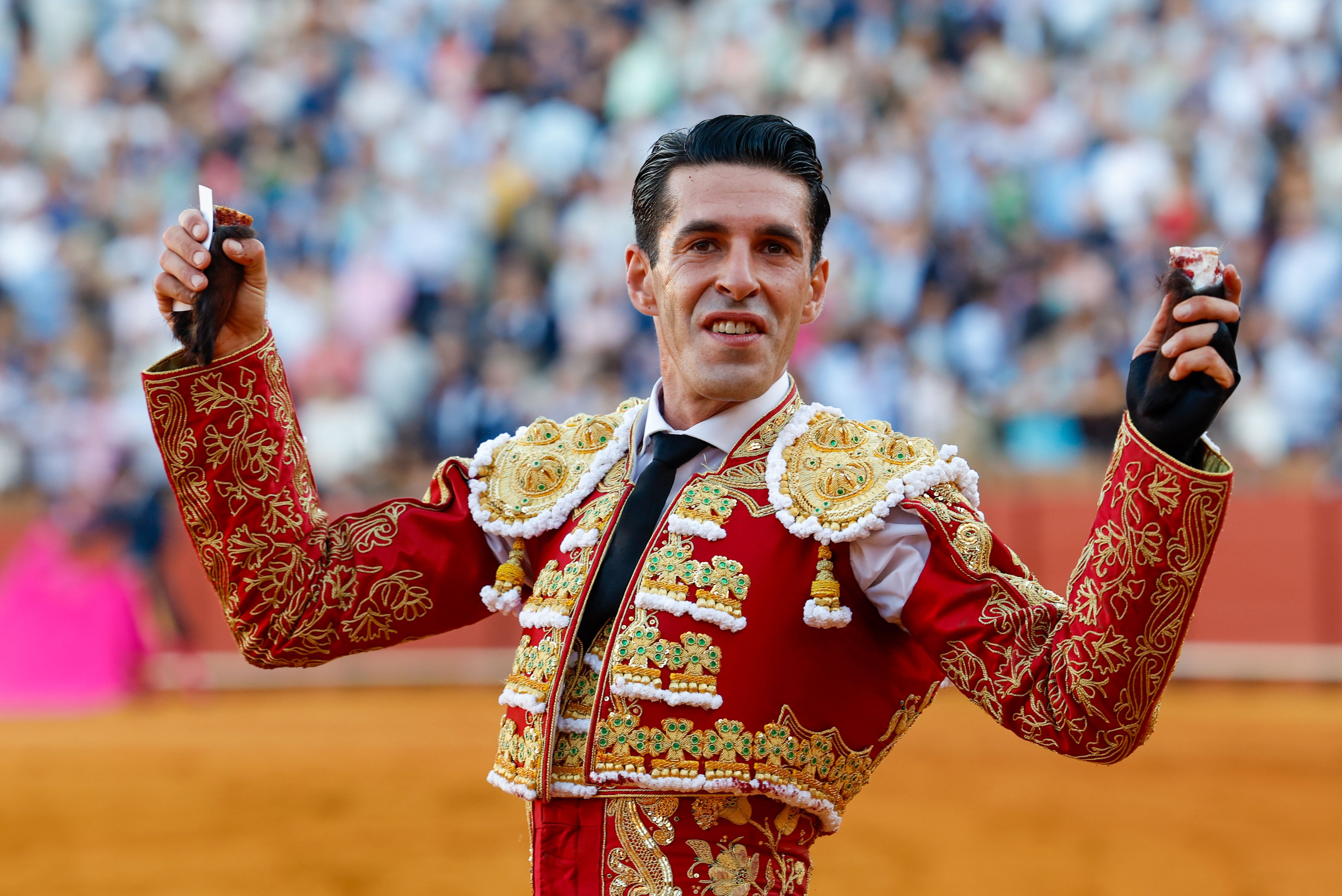 SEVILLA, 27/09/2024.- El diestro Alejandro Talavante tras la lidia al primero de los de su lote, durante la primera de la Feria de San Miguel que se celebra este viernes en la plaza de toros de la Maestranza, en Sevilla. EFE/Julio Muñoz
