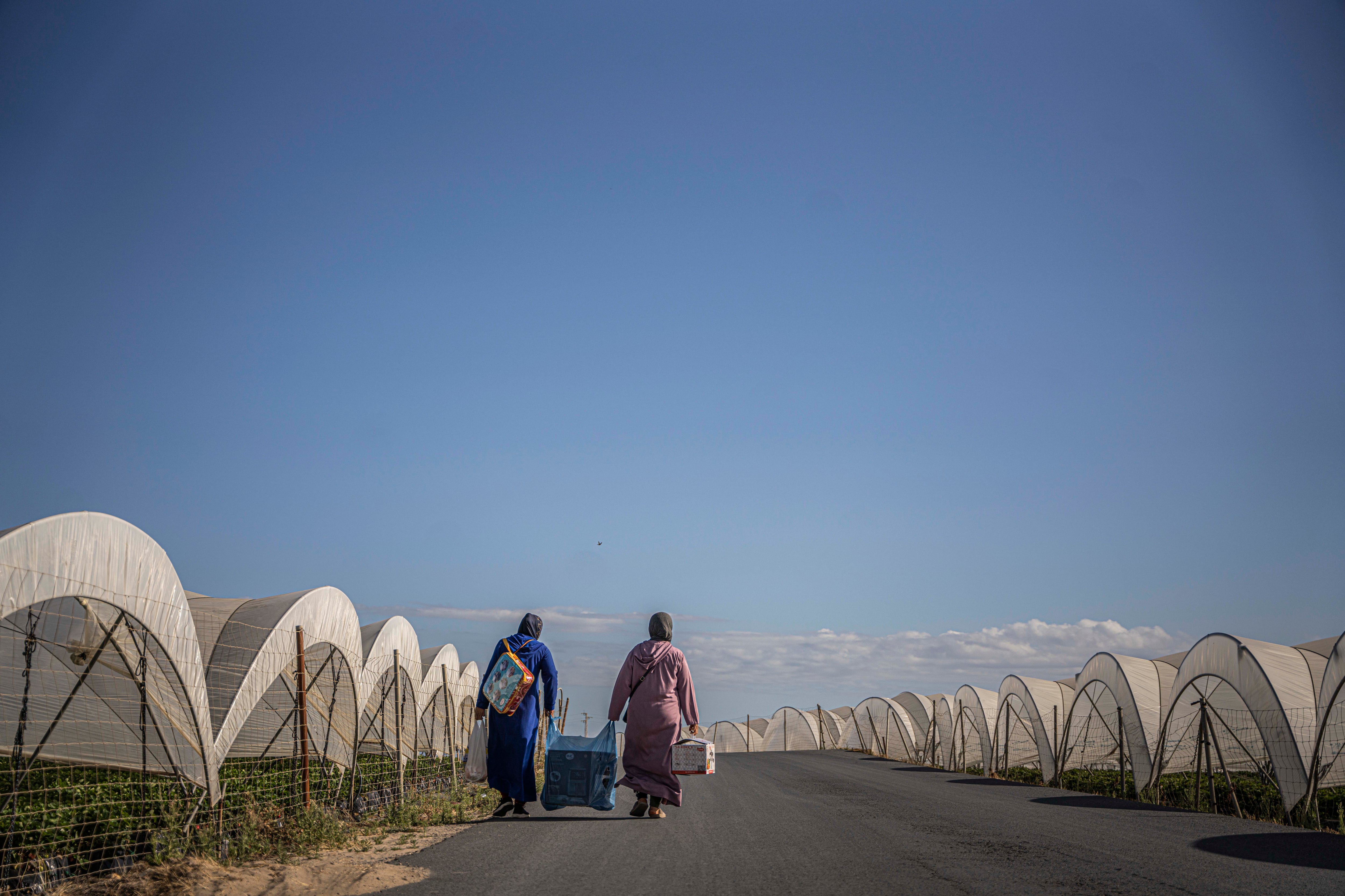 Trabajadoras marroquíes con su compra en una carretera de Huelva. Foto:Pablo Tosco / Oxfam Intermón