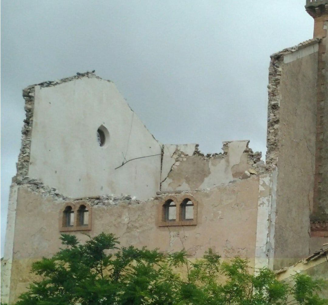 Cae la fachada de la fábrica de alcohol en La Colonia de Santa Eulalia en Sax. Imagen cedida por Alberto Ochoa en el blog El Museo Virtual de la Villa de Sax 