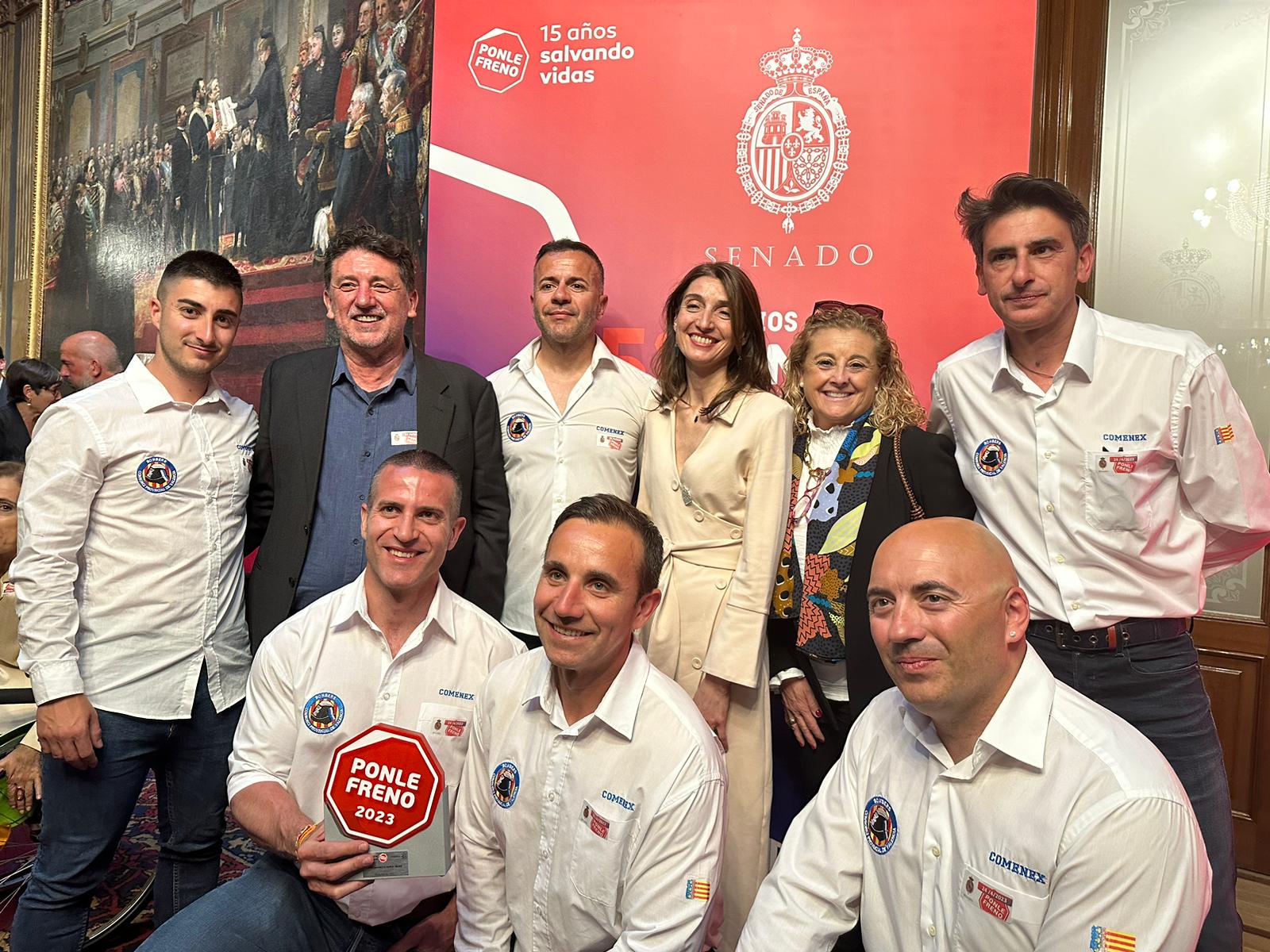 El equipo de rescates del parque de bomberos de Gandia, recibiendo anoche el premio Protagonista de la Fundación Ponle Freno en Madrid.
