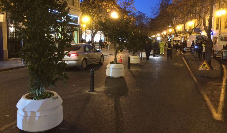 La avenida Maria Cristina este lunes por la tarde con un sólo carril