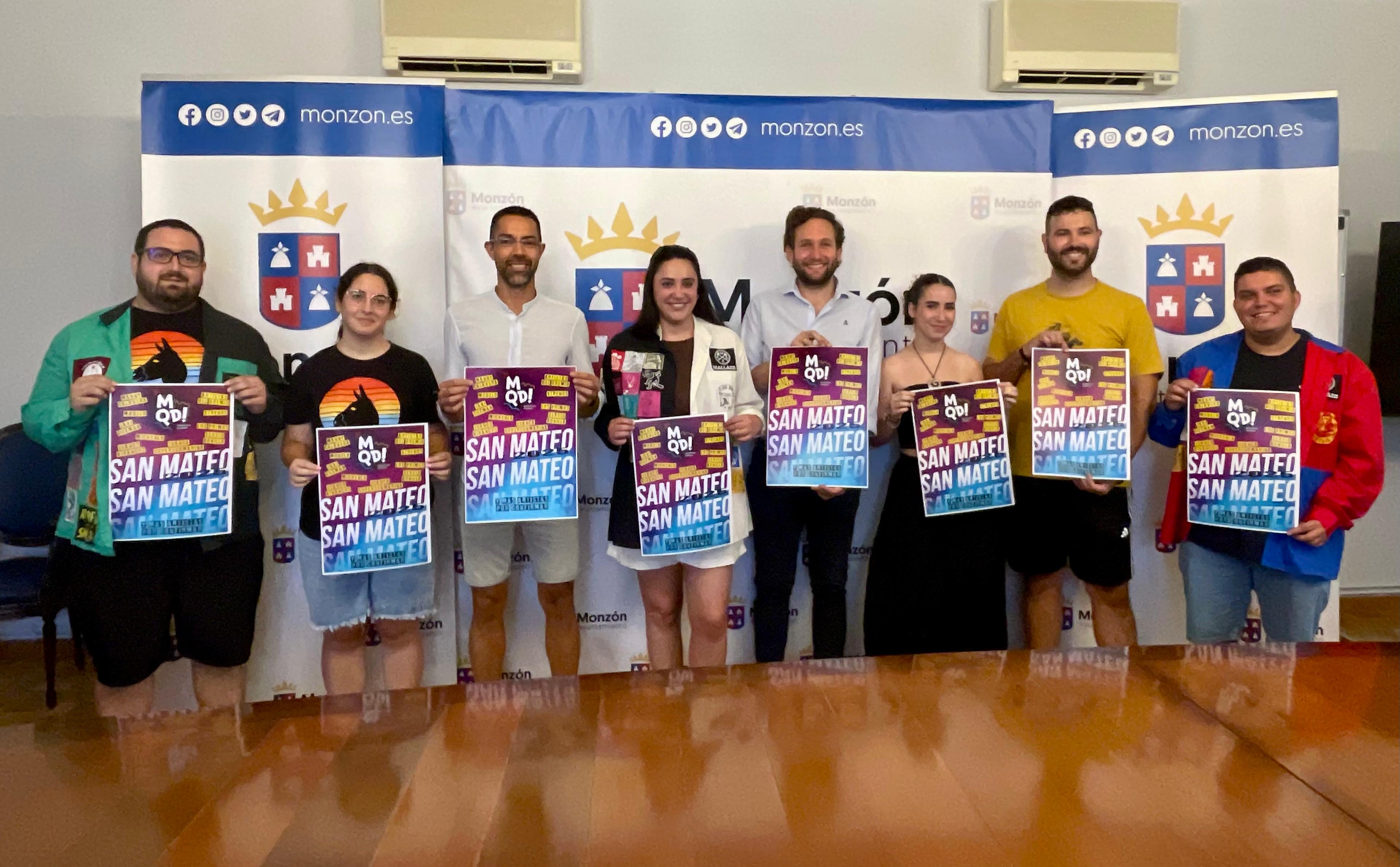 Representantes del colectivo de peñas 'Monzón que Demasiao', junto al alcalde Isaac Claver y el concejal de fiestas, Jairo Sánchez.