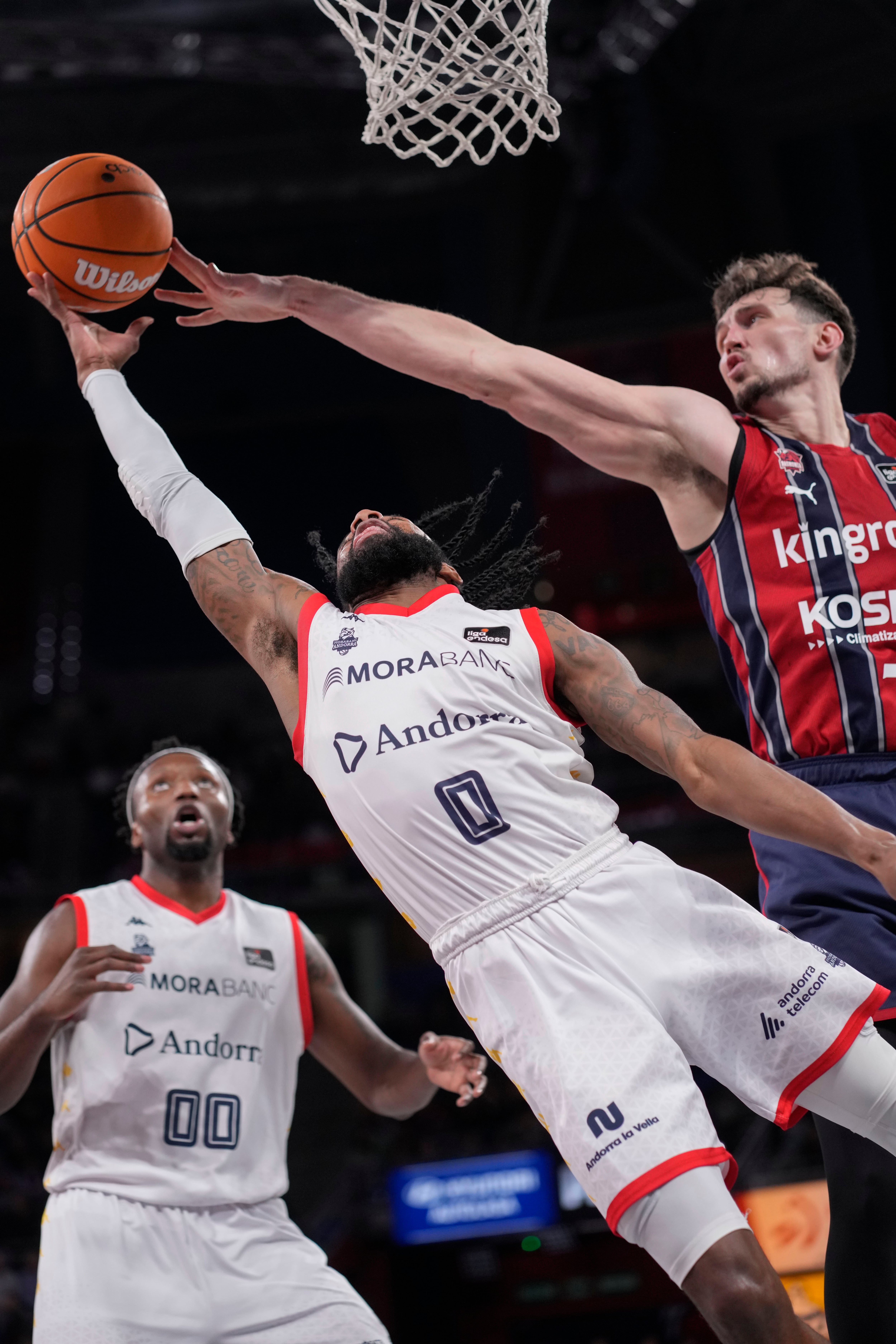 VITORIA, 04/01/2026.- El base estadounidense del Morabanc Andorra Shannon Evans (i) intenta superar al ala pívot letón del Baskonia Rodions Kurucs durante el partido de Liga ACB que disputan Kosner Baskonia y Morabanc Andorra hoy domingo en el Buesa Arena. EFE/Adrian Ruiz Hierro
