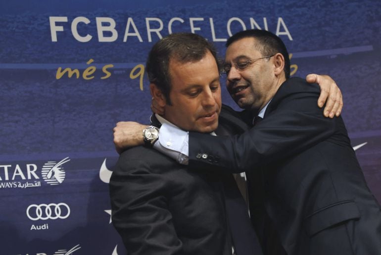 Bartomeu abraza a Rosell el día en el que éste último anunció su decisión de dimitir como presidente del Barça