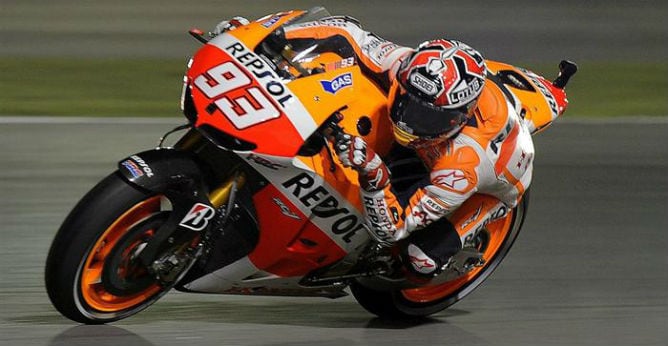 El español Marc Márquez, de Repsol Honda, participa en las prácticas libres del Gran Premio de Catar en el Circuito Internacional de Losail, en Doha.