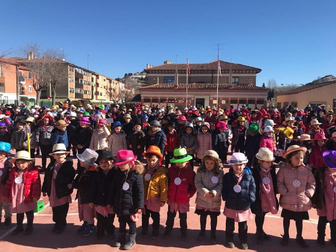 Alumnos del centro durante la celebración el pasado año del Día de la Paz