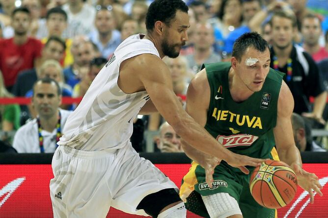 Jonas Maciulis maneja la pelota