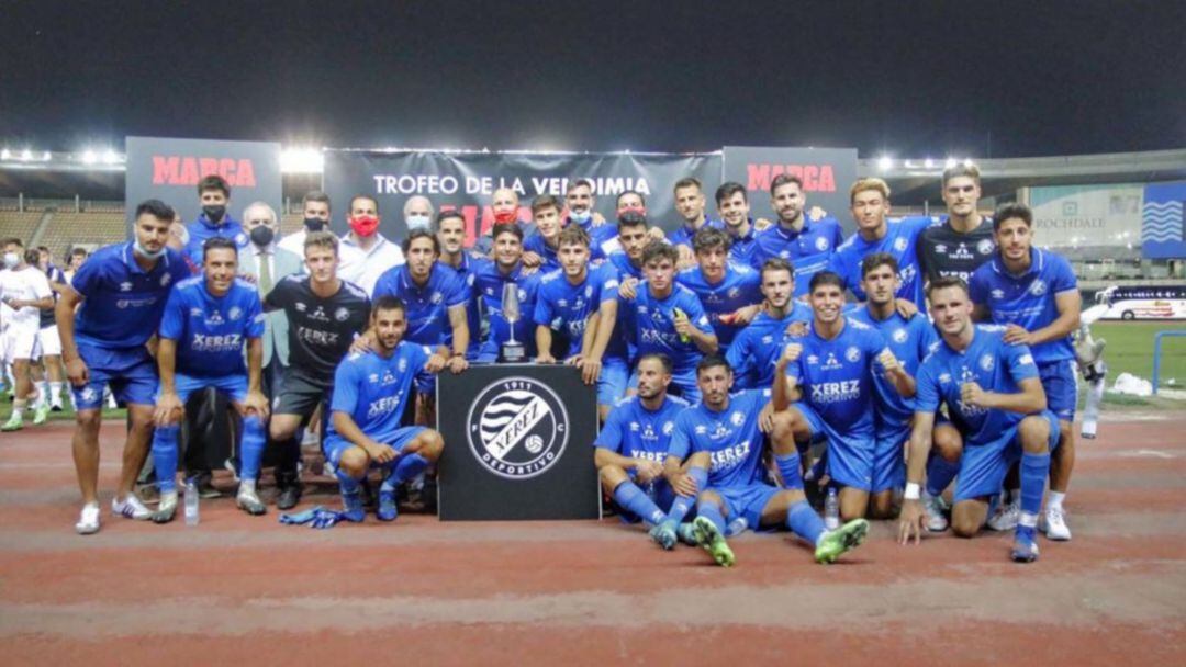 Los azulinos posan con su trofeo al término del primer amistoso