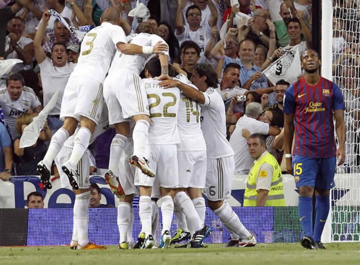 Los jugadores del Real Madrid celebran el gol de Ozil