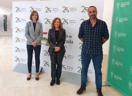 De izquierda a derecha, la subdirectora de la EIAF, Flor Álvarez,  la vicerrectora del campus, Pilar Marqués y el responsable de la empresa Bosques y Ríos, Joaquín Garnica