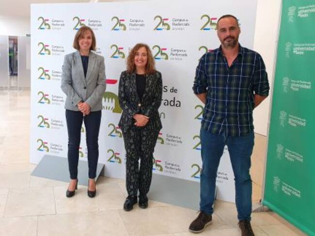 De izquierda a derecha, la subdirectora de la EIAF, Flor Álvarez, la vicerrectora del campus, Pilar Marqués y el responsable de la empresa Bosques y Ríos, Joaquín Garnica