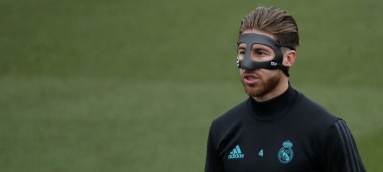 Sergio Ramos, con su máscara para proteger la nariz.