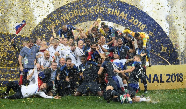 Francia celebra la victoria bajo la intensa lluvia que ha caído sobre Moscú nada más terminar la final.