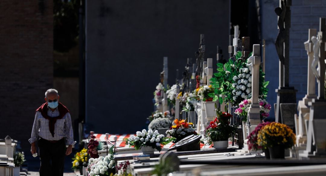 Un hombre camina por las instalaciones de un Cementerio 