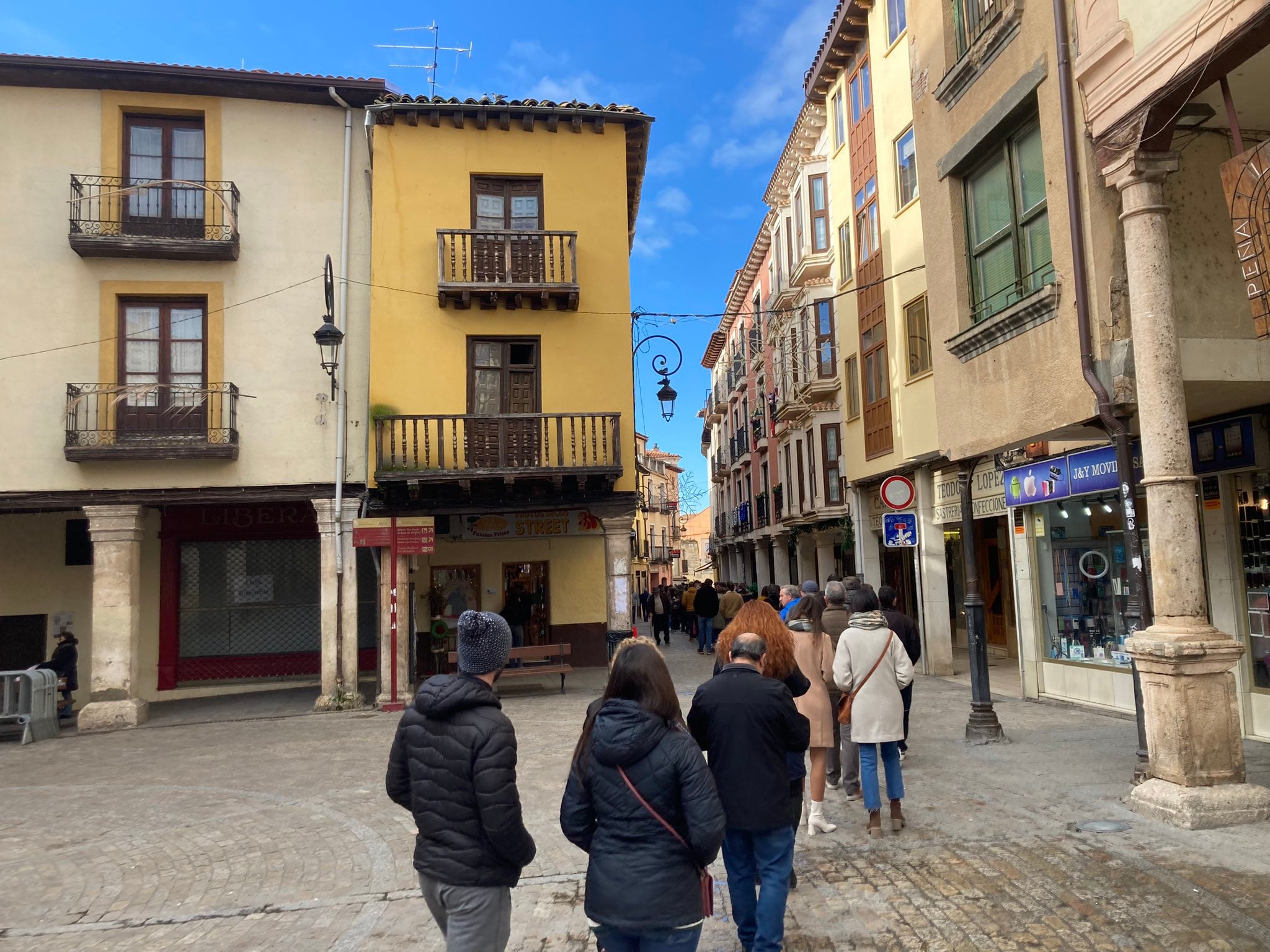 A falta de media hora la cola llegaba a la Plaza del Trigo