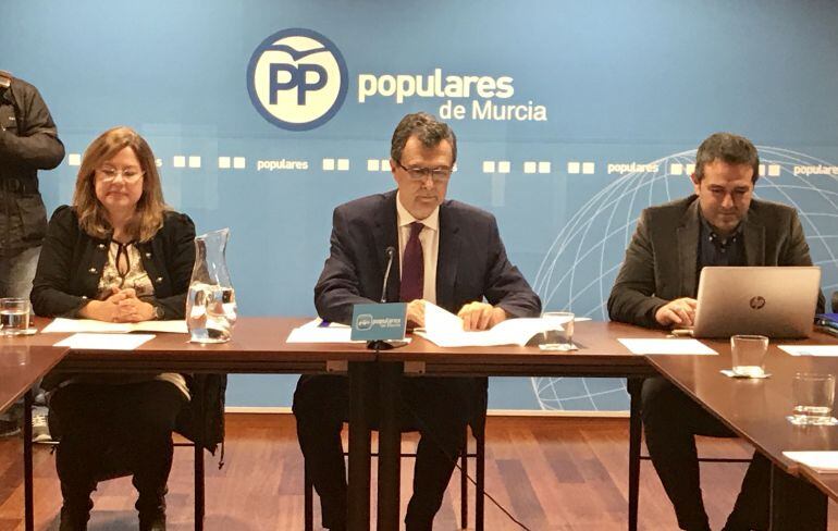 José Ballesta, en el centro, junto a Visitación Martínez y Joaquín Buendía, durante la presentación del sistema de elección de presidente y candidato en el próximo Congreso extraordinario que celebren los populares.