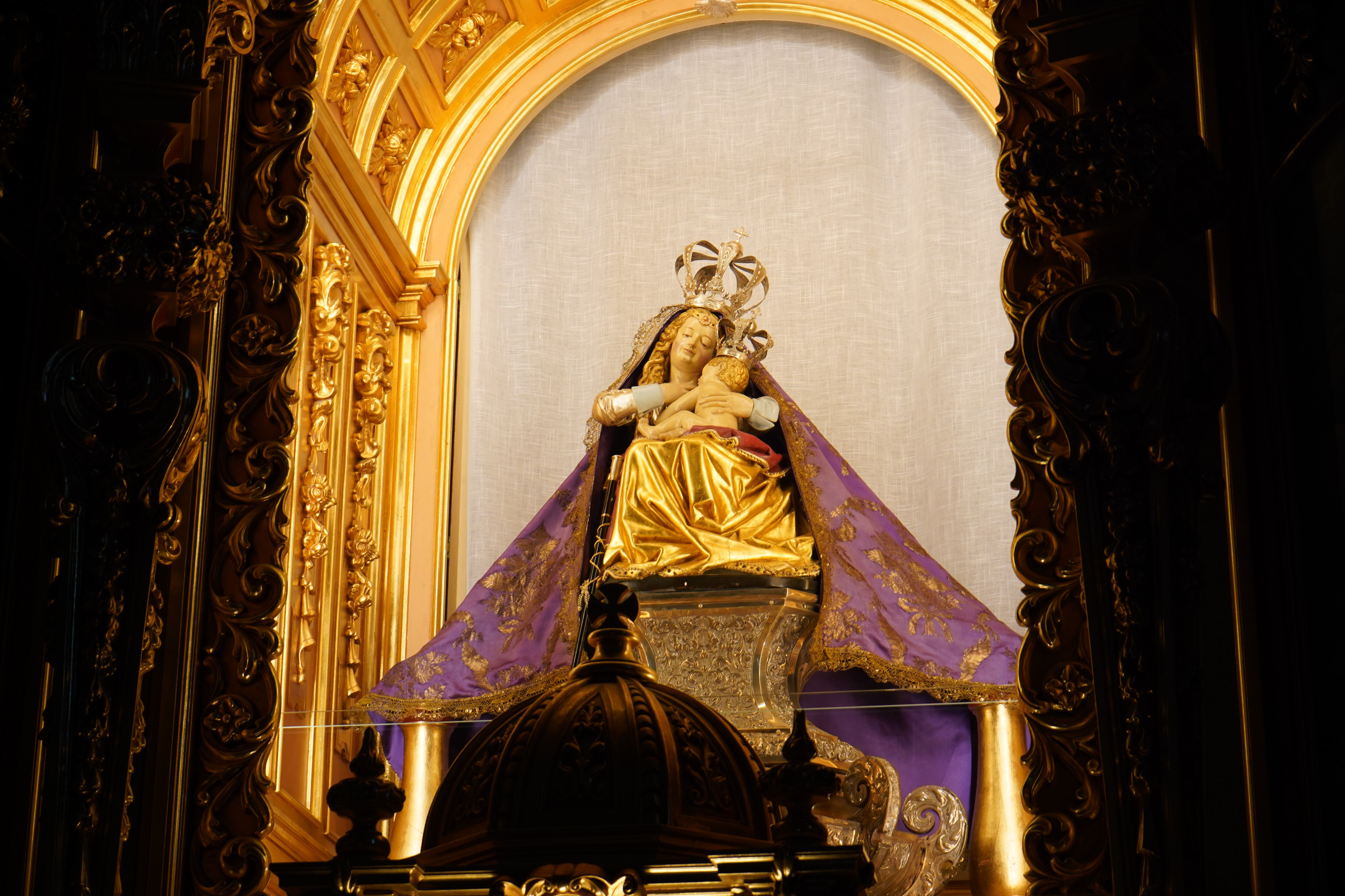 La patrona de Plasencia, la Virgen del Puerto en su camerín en el Santuario