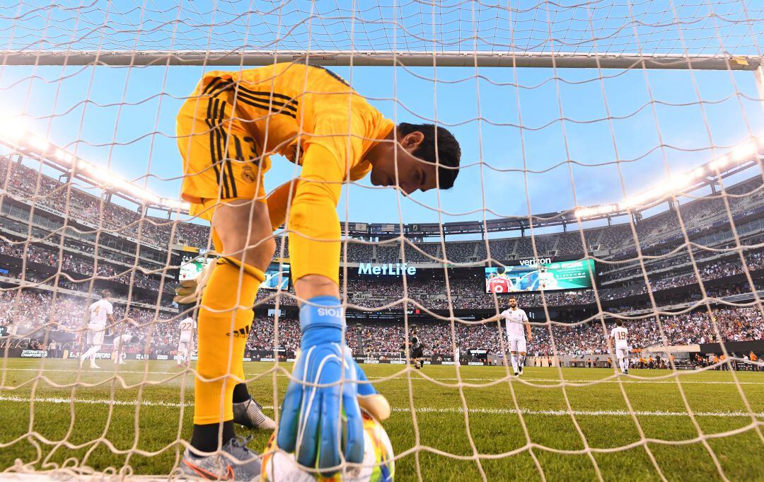 Courtois recoge el balón de la portería